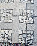 Piso em concreto e pedra portuguesa