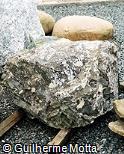 Pedra escultórica marroada