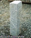 Pedra escultórica prismática cinza