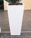 Vaso tronco-piramidal em argamassa pintada