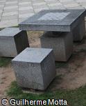 Mesa e assentos em concreto pré-moldado com tabuleiro de damas