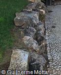Muro Baixo de pedras encaixadas