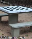 Mesa e assentos de concreto pré-moldado com tabuleiro de damas