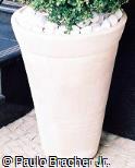 Vaso cônico de argila pintada